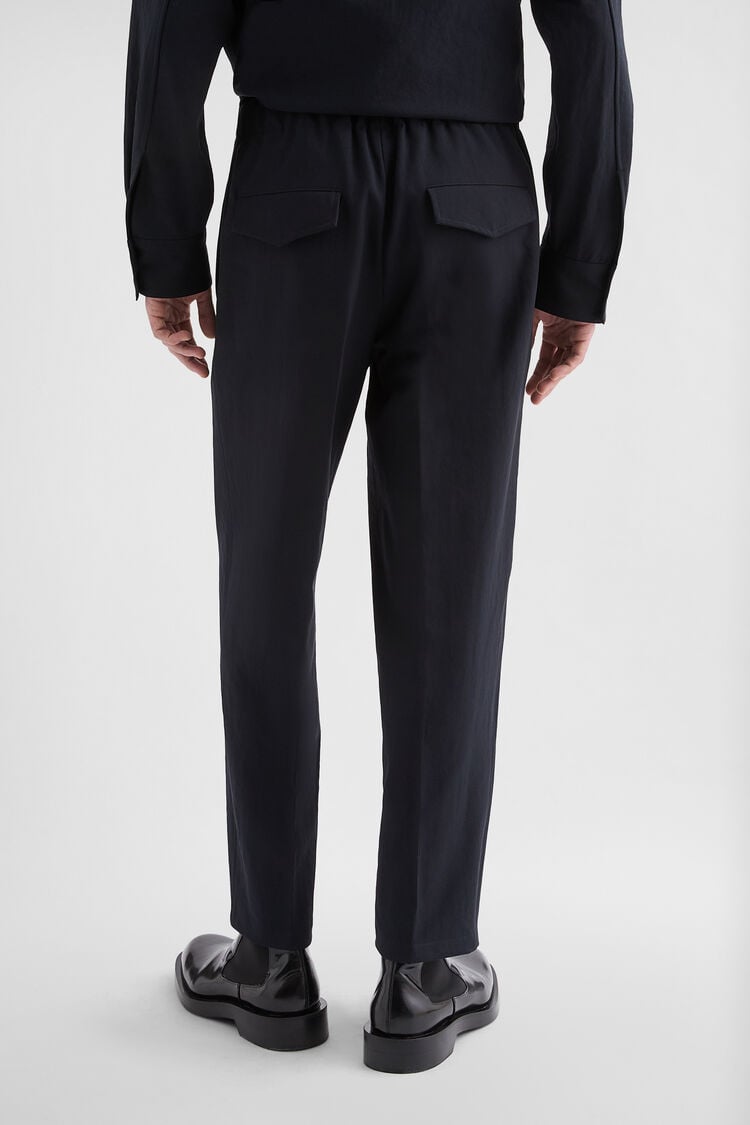 Hose mit schmal zulaufendem Bein aus technischem Serge - Hosen Hose mit schmal zulaufendem Bein aus technischem Serge - Hosen - Image 4