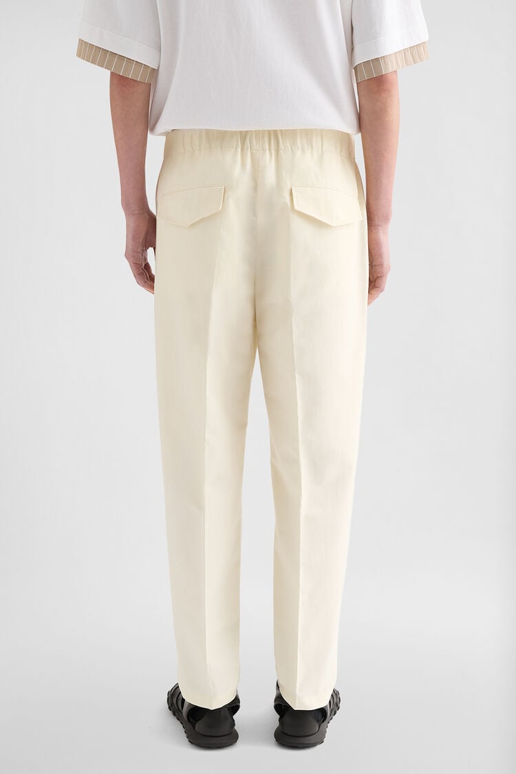 Hose mit schmal zulaufendem Bein aus leichter Baumwolle - Hosen Hose mit schmal zulaufendem Bein aus leichter Baumwolle - Hosen - Image 4