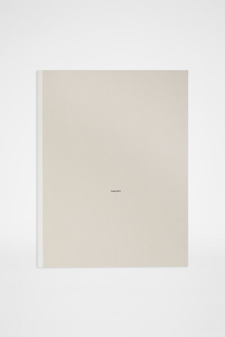 Familiarity, curated by Lucie and Luke Meier - 书刊 Familiarity, curated by Lucie and Luke Meier - 书刊 - Image 1