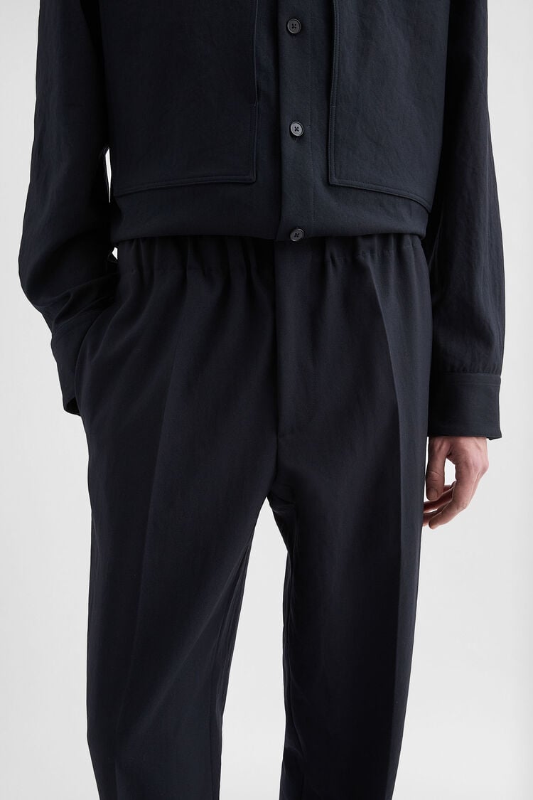 Hose mit schmal zulaufendem Bein aus technischem Serge - Hosen Hose mit schmal zulaufendem Bein aus technischem Serge - Hosen - Image 5