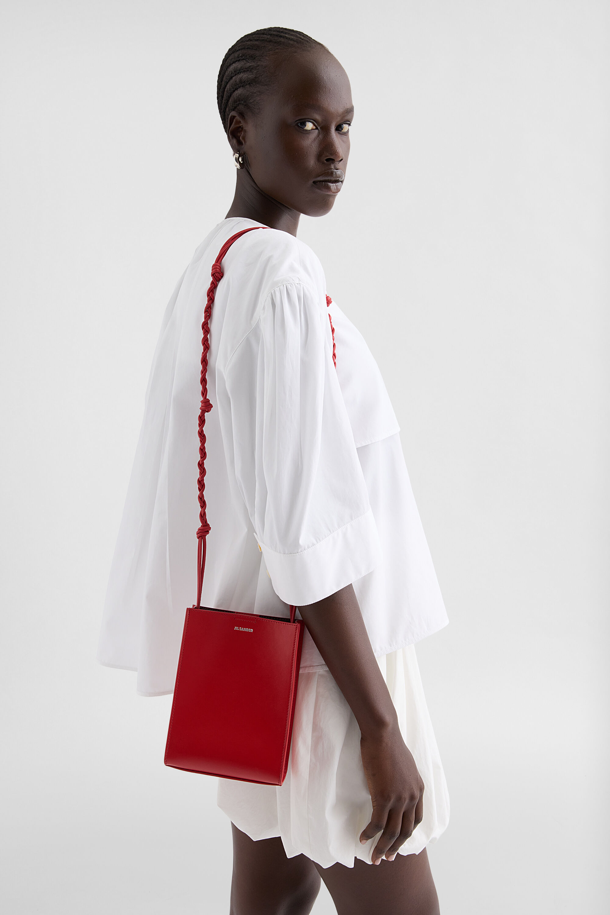 レッド・赤のショルダーバッグ人気ブランド20選！大人が愛用するコーデ