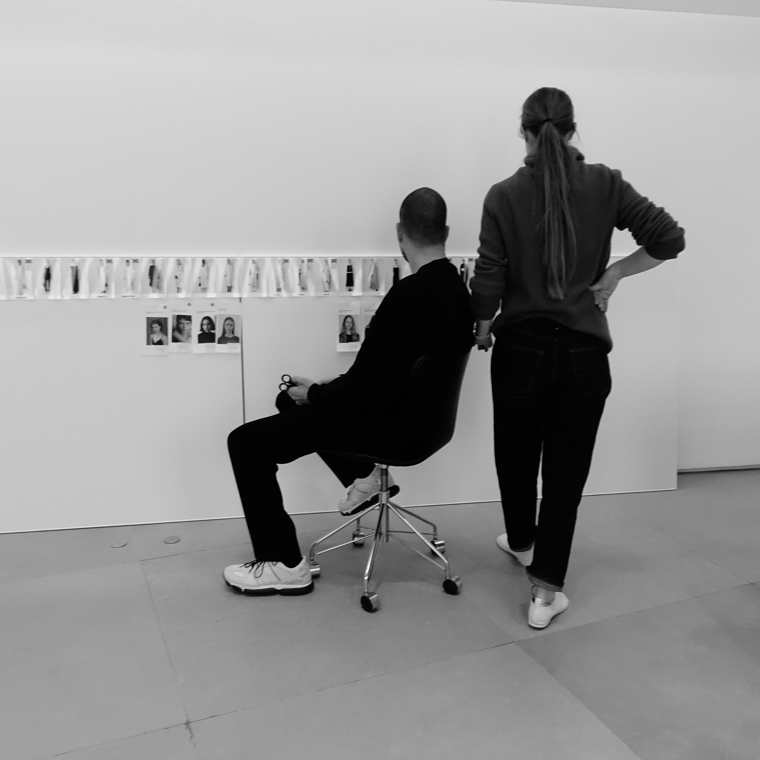 래리 핑크의 렌즈로 담아낸 2020 여성 가을/겨울 패션쇼 준비 과정 비하인드 더 씬