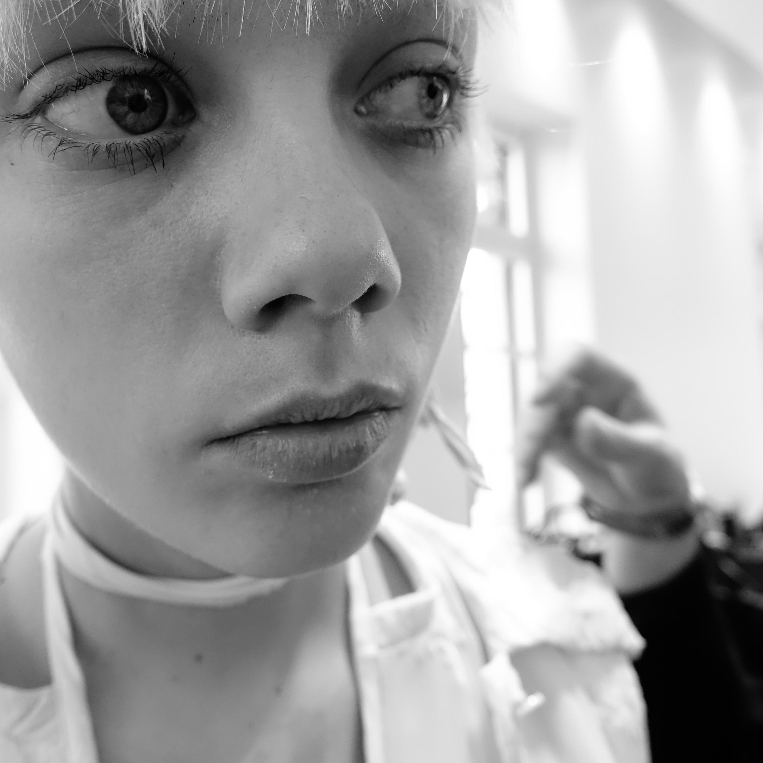 래리 핑크의 렌즈로 담아낸 2020 여성 가을/겨울 패션쇼 준비 과정 비하인드 더 씬