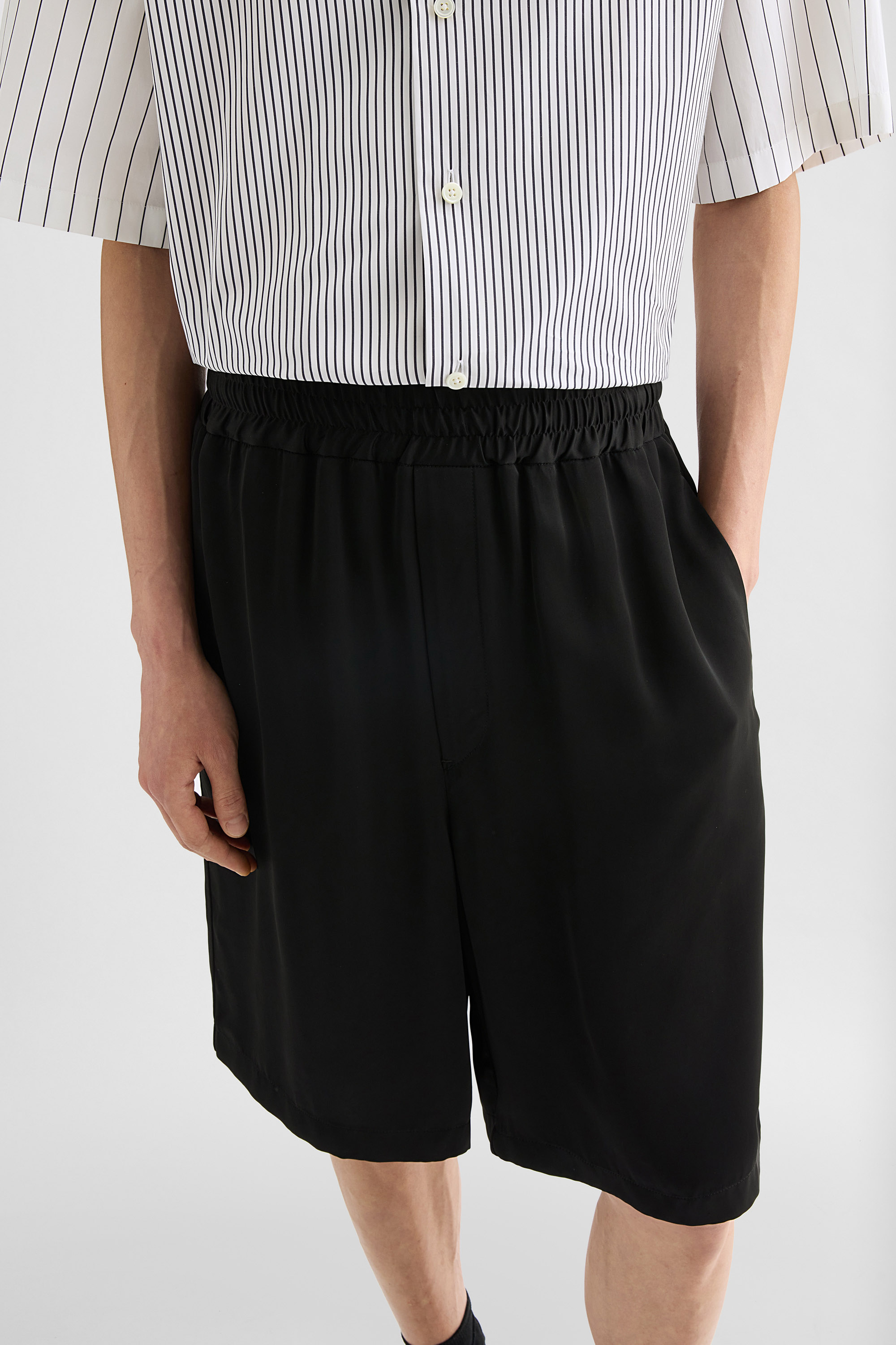 Fluid Viscose Shorts - Trousers - Image 5