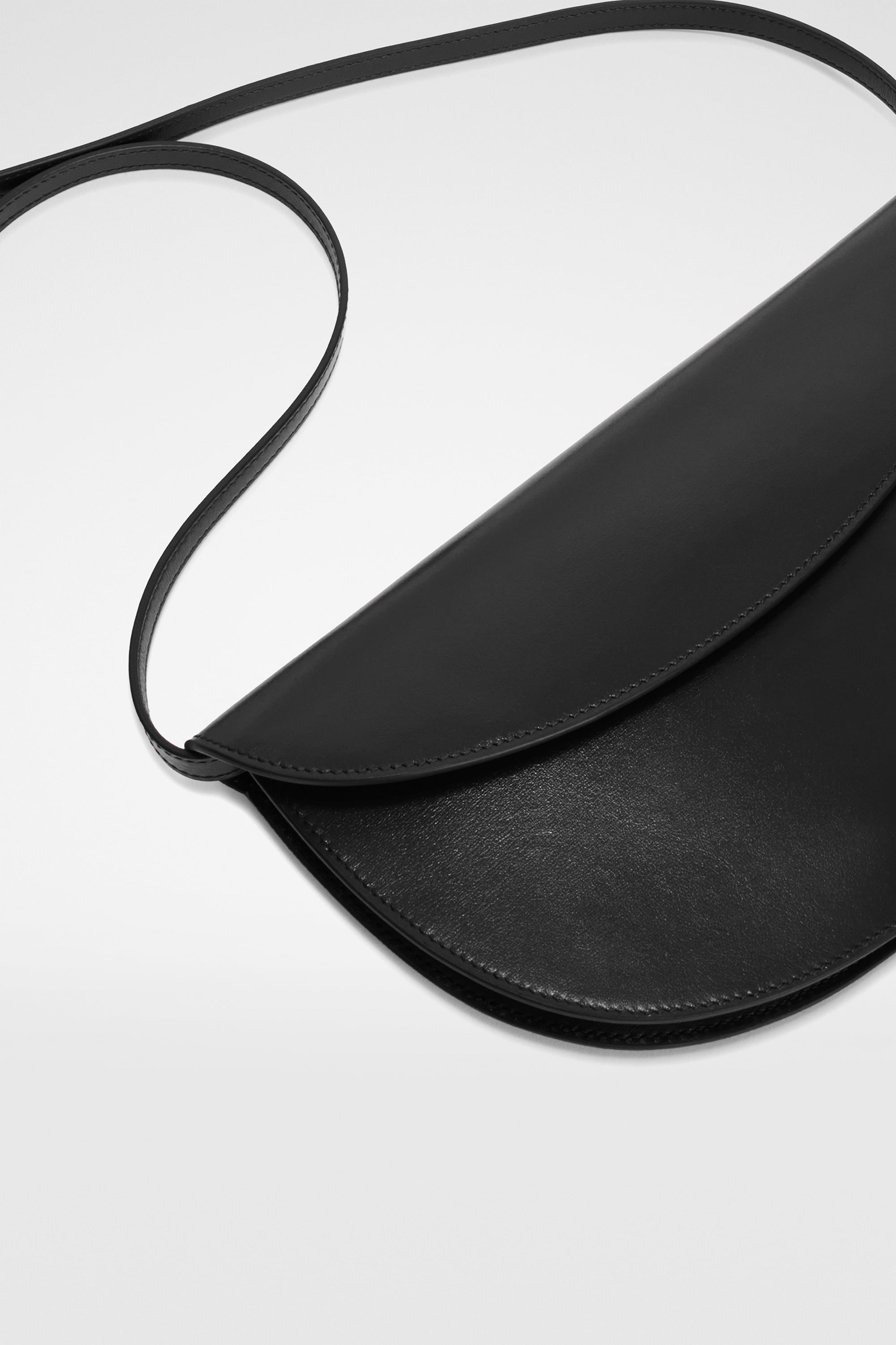 Curve Wallet with Strap 5